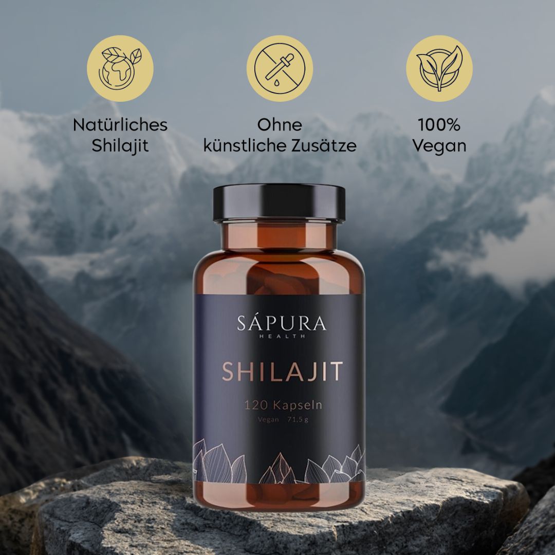 Flacone vetro marrone, tappo nero. Etichetta "Sapura Health" e "Shilajit". 120 capsule. Vegan. Sfondo: montagne.