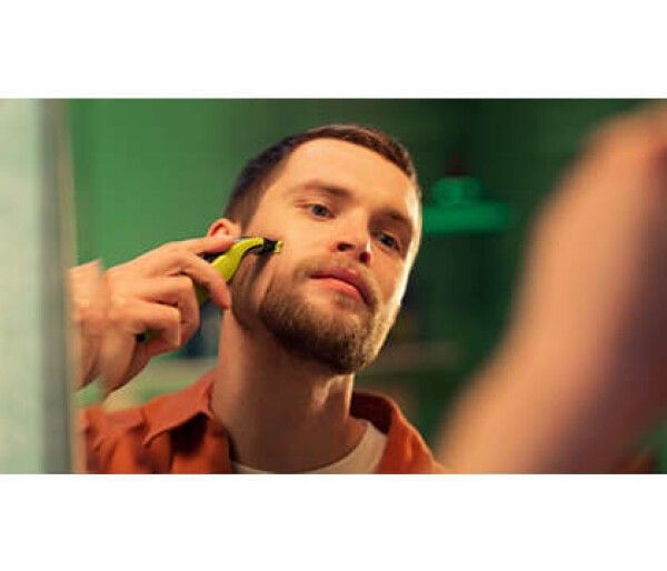 Testina di taglio con dettagli gialli. Supporto nero con scala. Superficie di taglio argentata.