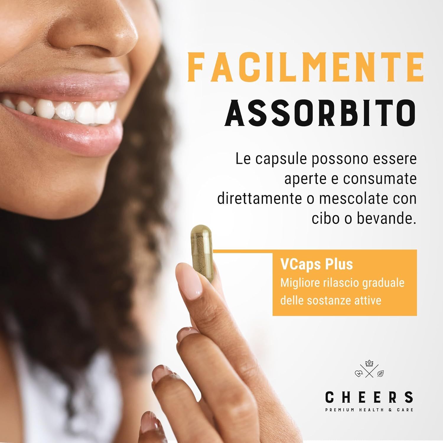 Donna tiene capsula. Testo: Le capsule possono essere aperte e consumate direttamente o mescolate. Vcaps Plus.