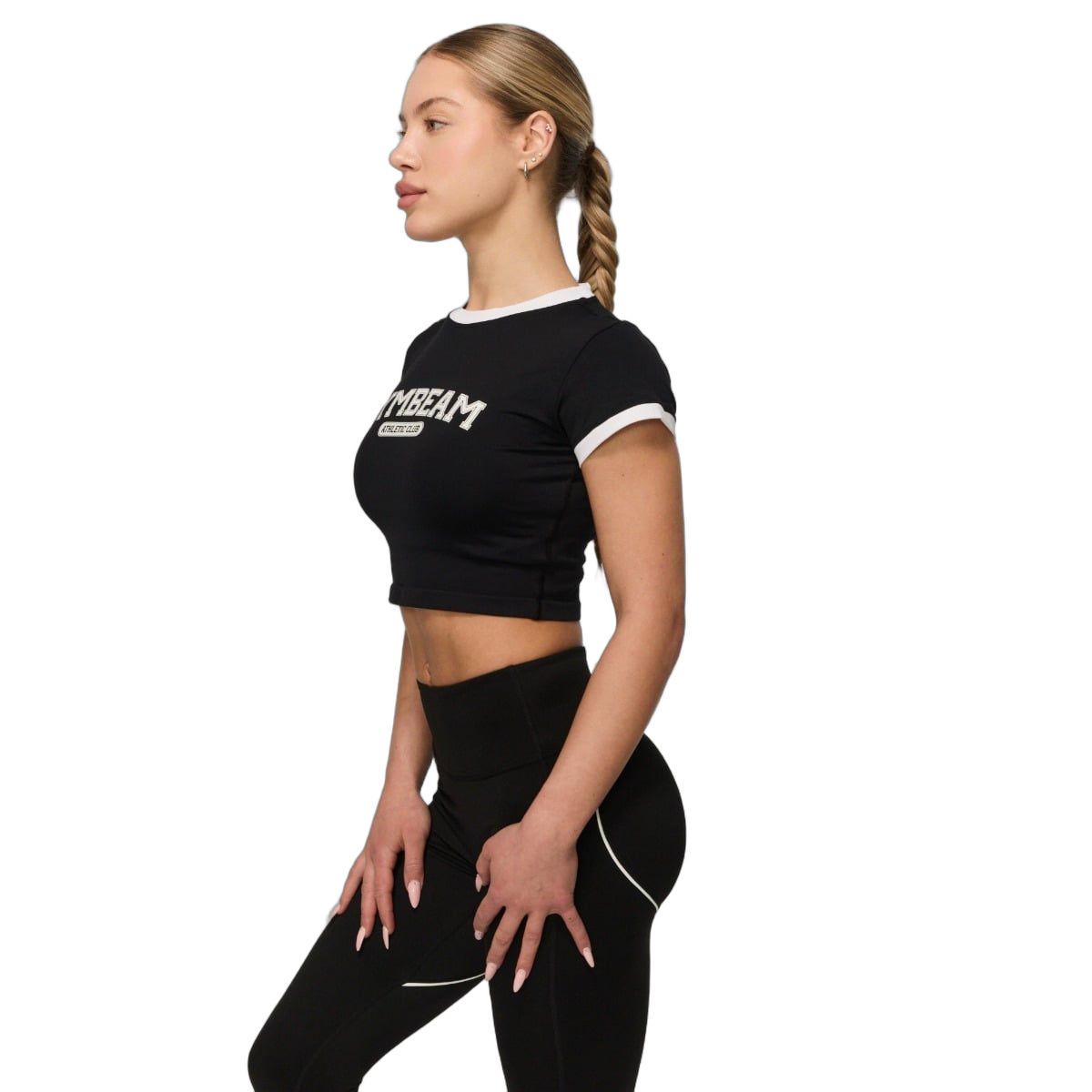 Vista laterale di un t-shirt nero da donna GymBeam con colletto e polsini bianchi.