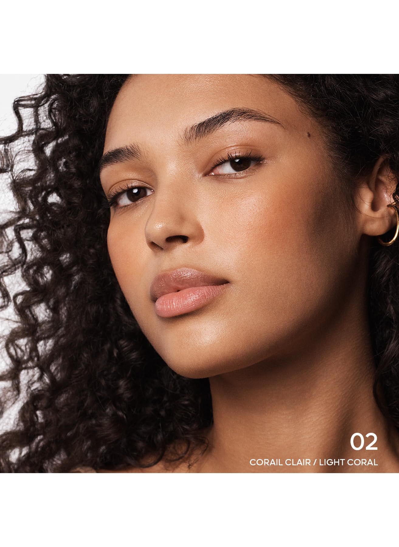 Viso di donna con blush sulle guance. Scritta: 02 CORAIL CLAIR / LIGHT CORAL.