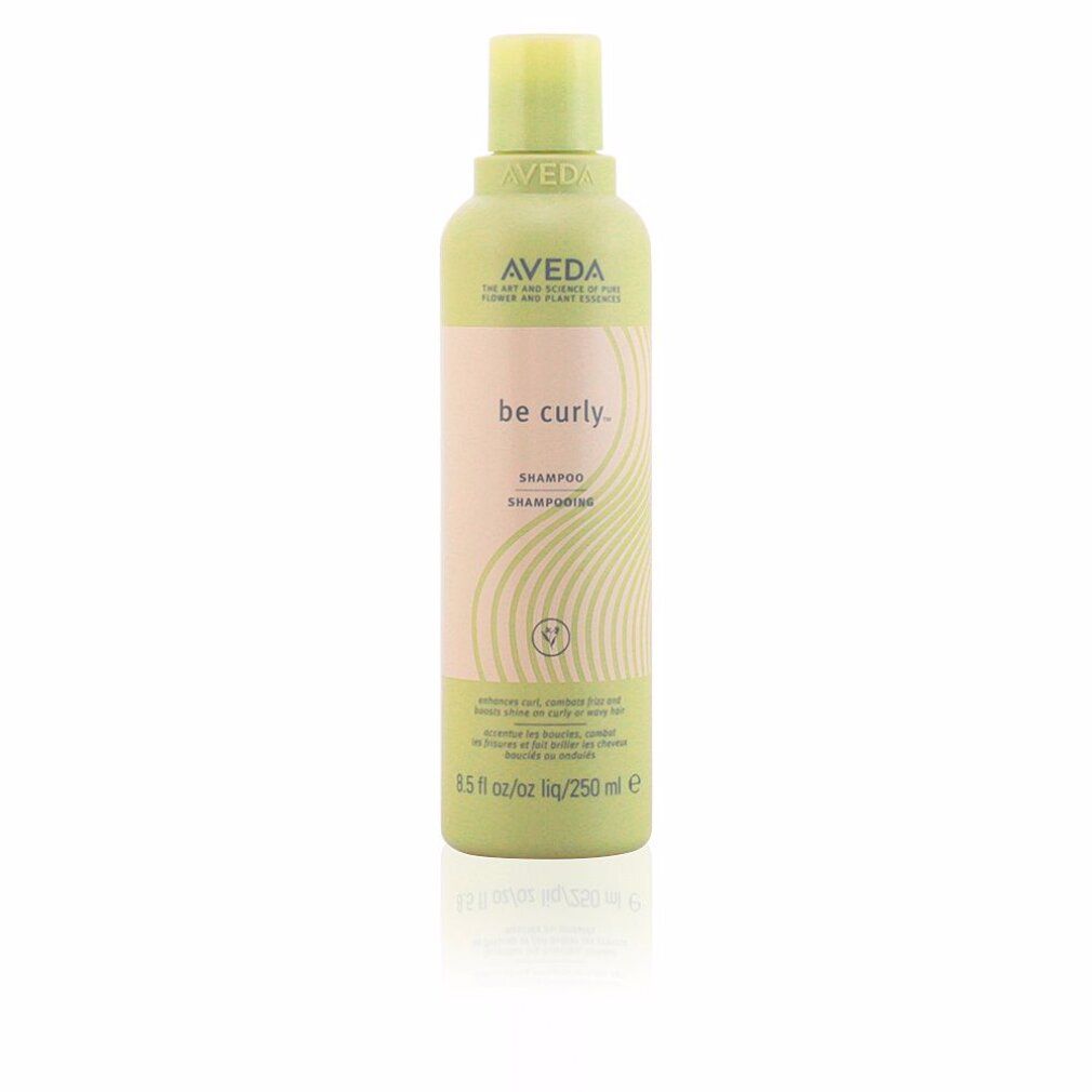 Aveda Be Curly Shampoo. Flacone verde con etichetta rosa. Nome del prodotto e logo visibili. 250 ml.