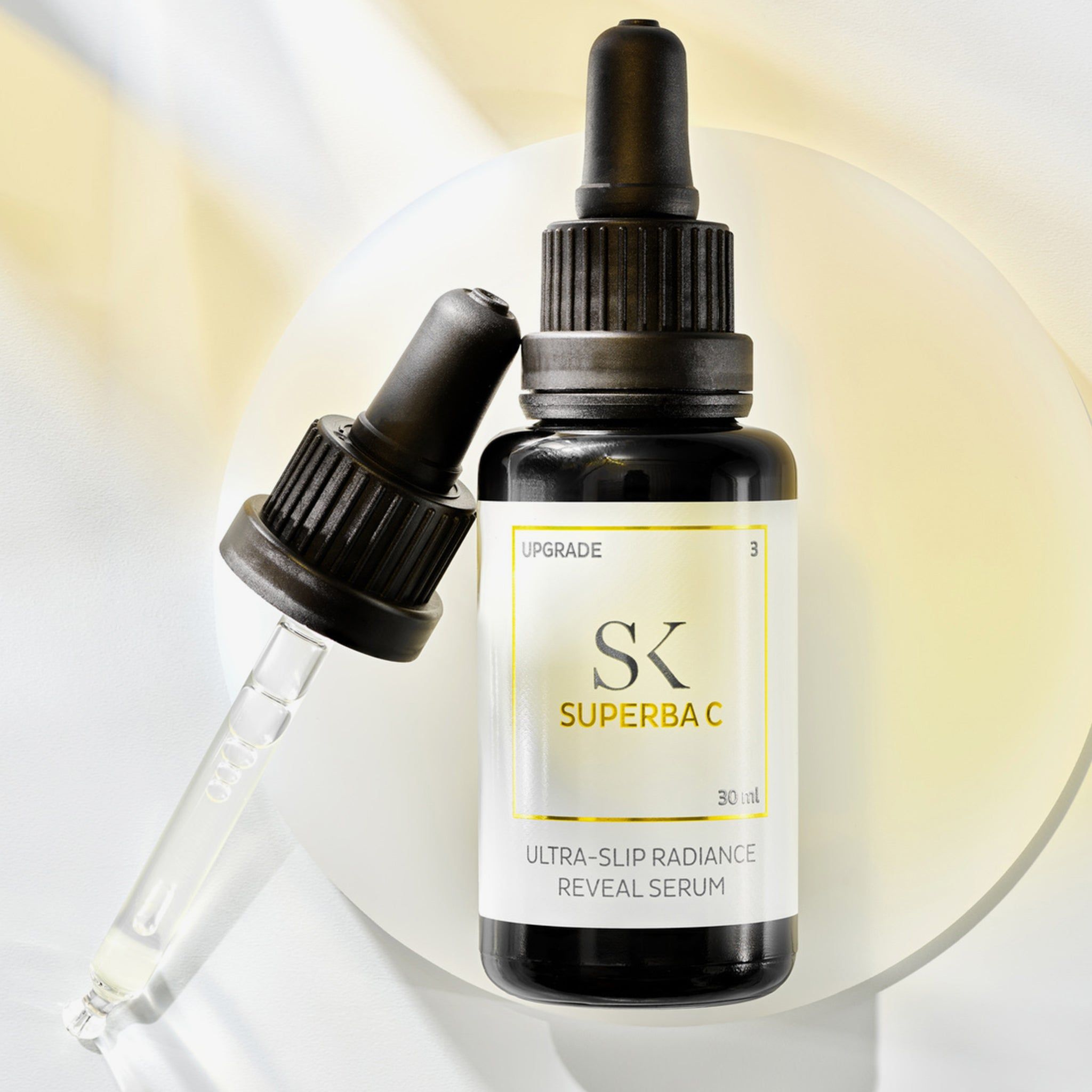 Flacone nero con pipetta e pipetta separata. L'etichetta indica "SK SUPERBA C" e "ULTRA-SLIP RADIANCE REVEAL SERUM".