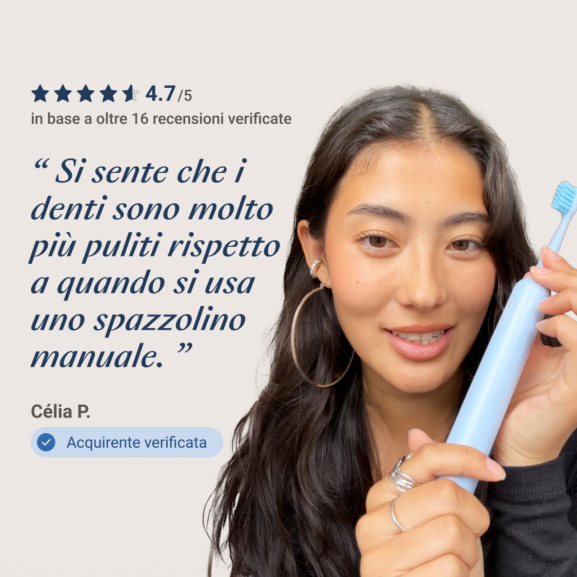 Primo piano di una persona che si lava i denti con uno spazzolino blu. Setole blu.