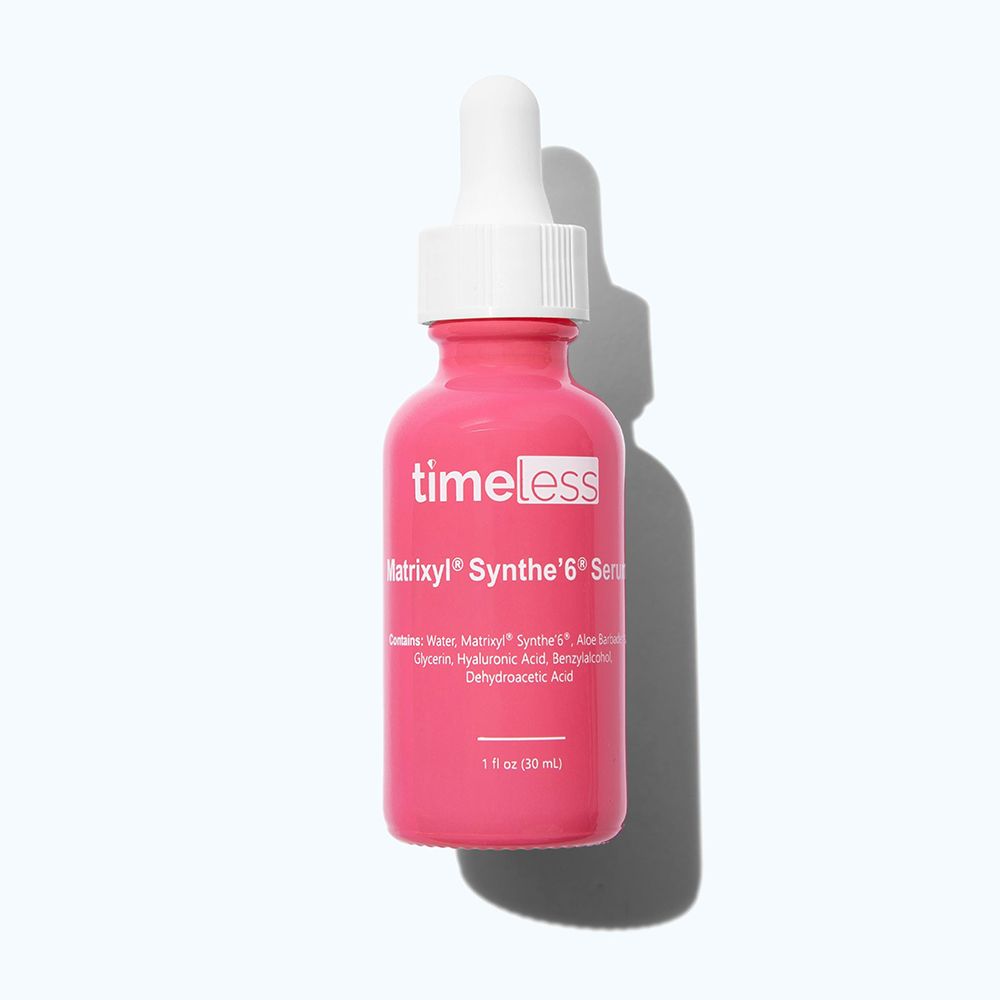 Flacone rosa con tappo bianco. Scritta: Timeless Matrixyl Synthe'6 Serum. Contiene ingredienti.