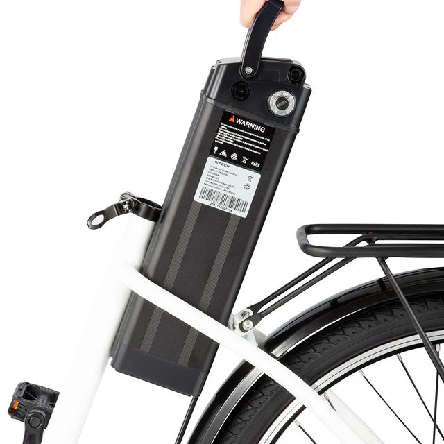 Persona tiene una batteria per e-bike. Colore nero, forma rettangolare.