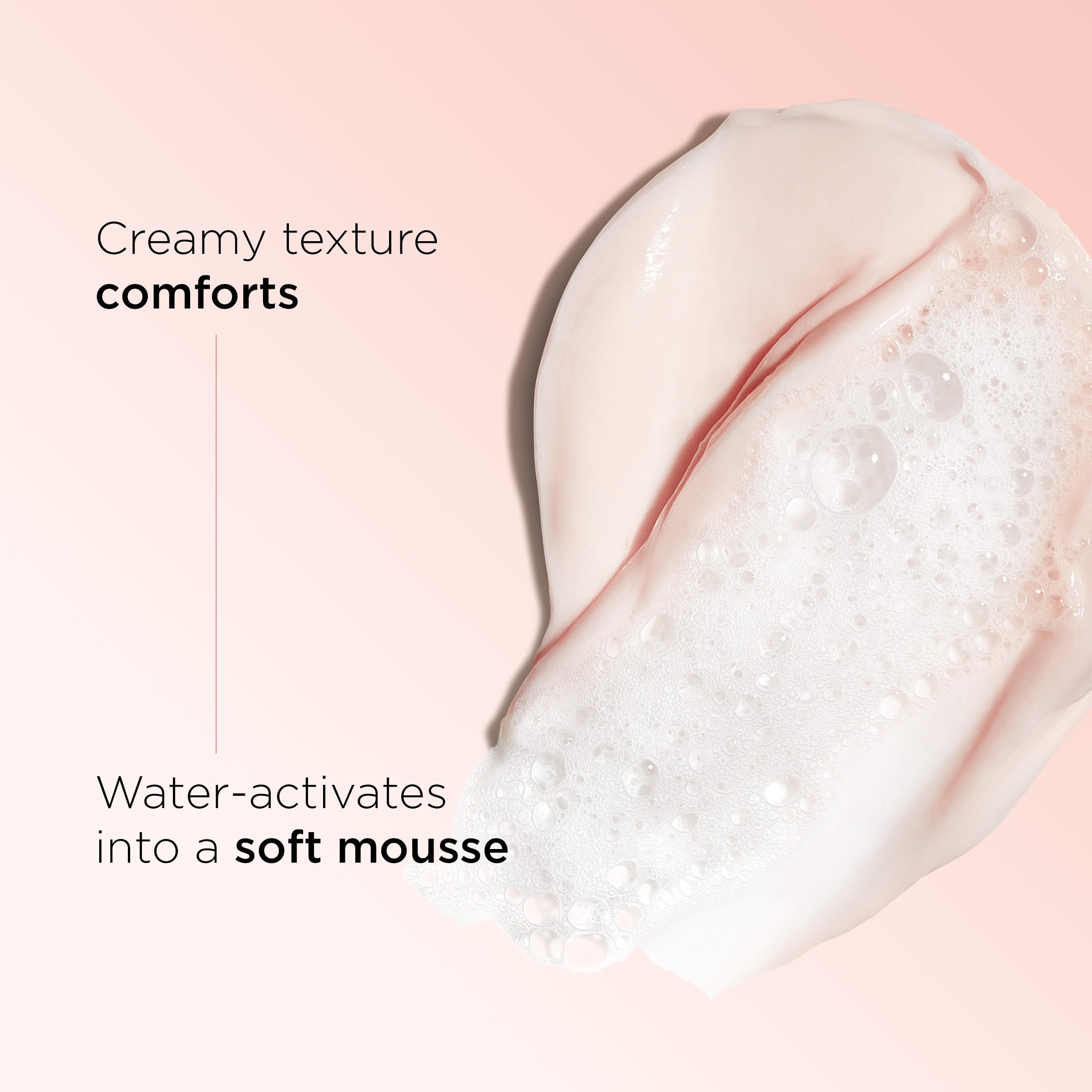 Primo piano di consistenza cremosa e schiuma. Testo: Creamy texture comforts, Water-activates into a soft mousse.