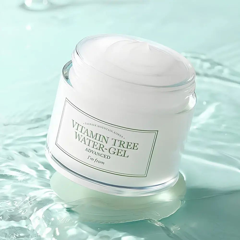 Vasetto di vetro con gel bianco. Scritta: Vitamin Tree Water-Gel Advanced, I'm from. Il vasetto è su una superficie con acqua.