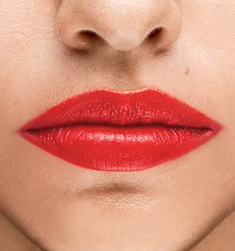 Primo piano di labbra rosse. Le labbra sono truccate con rossetto rosso.
