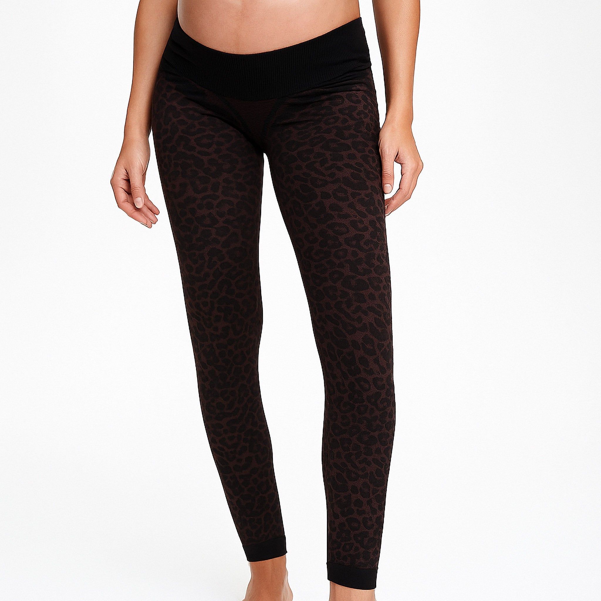Leggings marroni con stampa leopardata, fascia nera. Donna incinta.