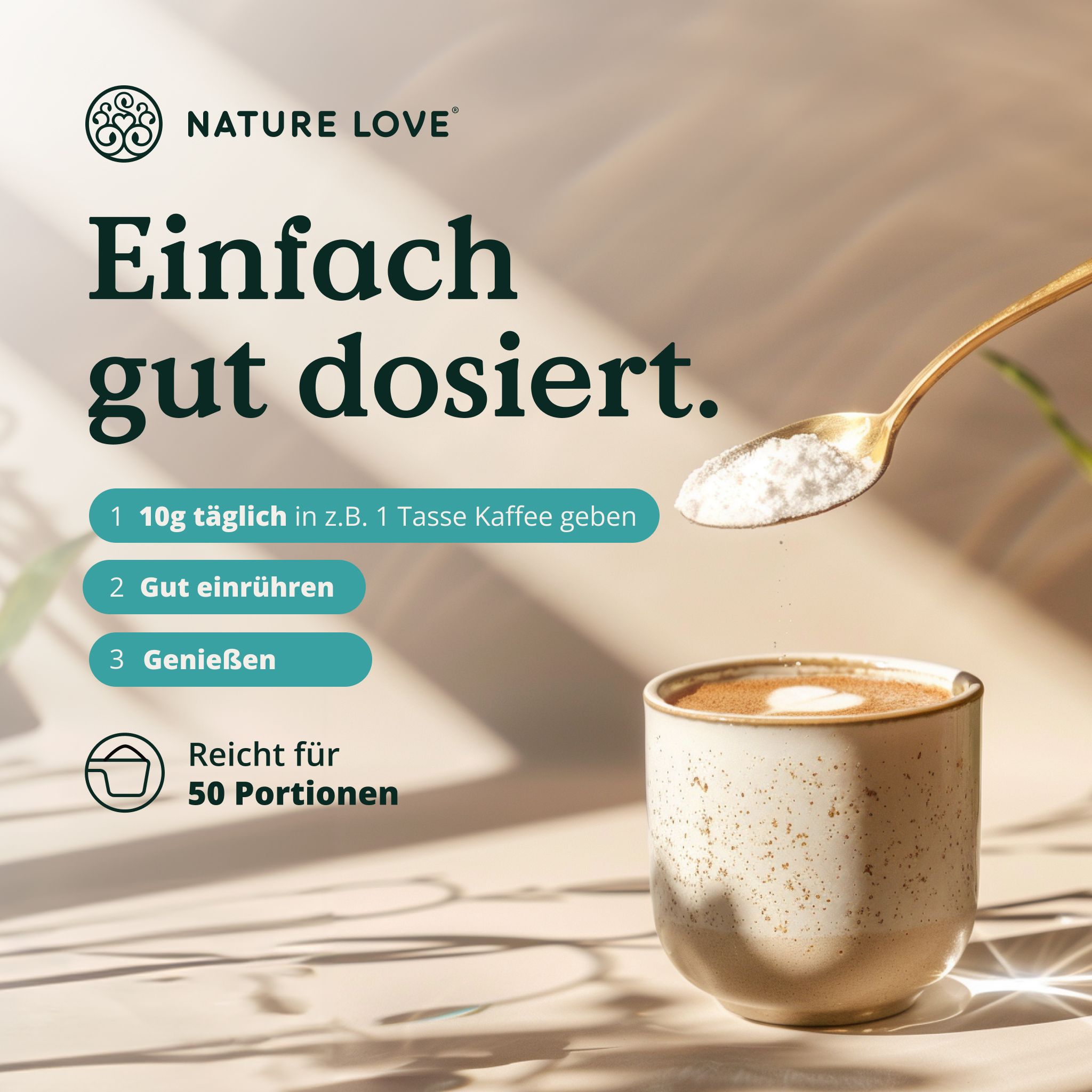 Cucchiaio con polvere di collagene sopra una tazza di caffè, logo NATURE LOVE, testo: Semplicemente ben dosato.