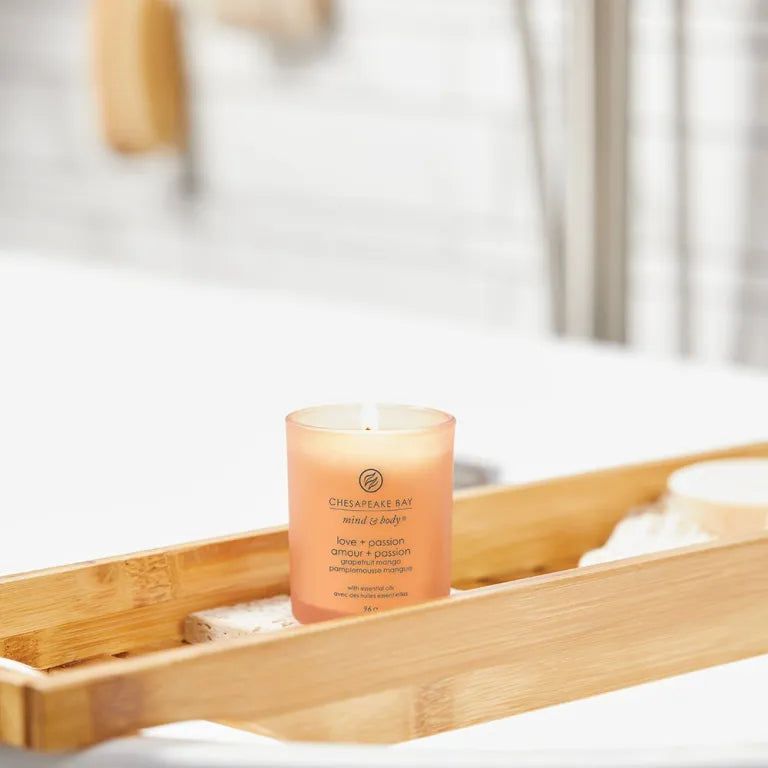 Candela accesa su un vassoio da bagno. Scritta Chesapeake Bay mind & body, love + passion.
