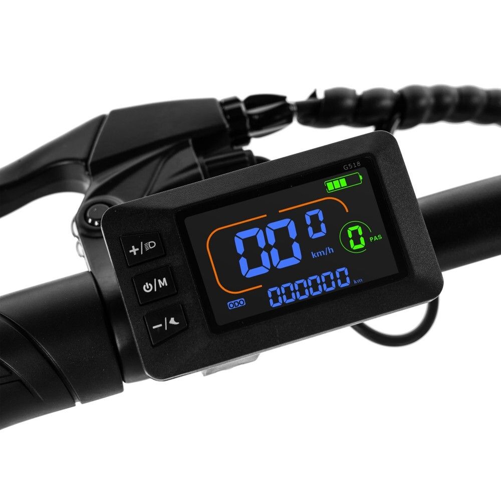 Primo piano del display di una bicicletta elettrica. Il display mostra la velocità, lo stato della batteria e altre informazioni.