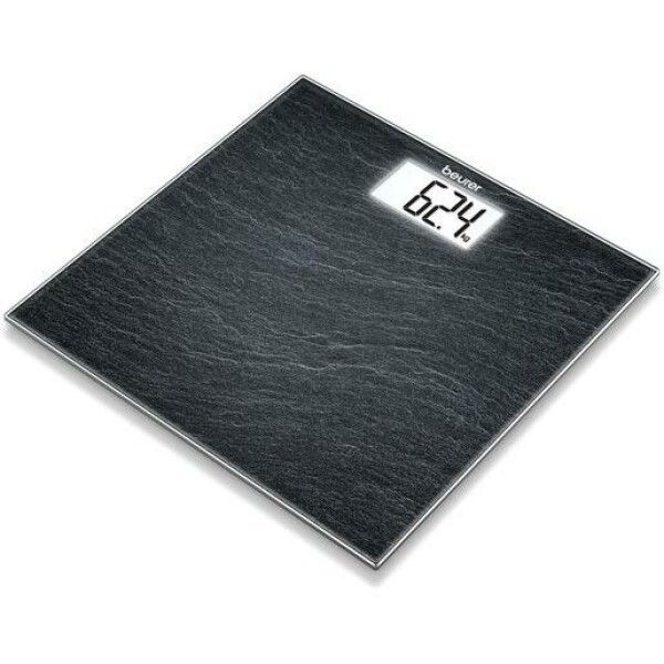 Bilancia digitale nera con display. Superficie effetto pietra. Peso: 62,4 kg. Marchio: Beurer.