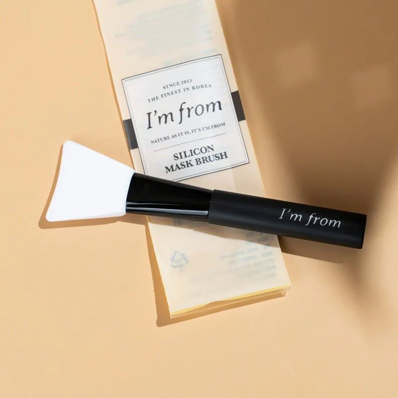 Spatola in silicone bianca e manico nero. Confezione con logo 'I'm from'.