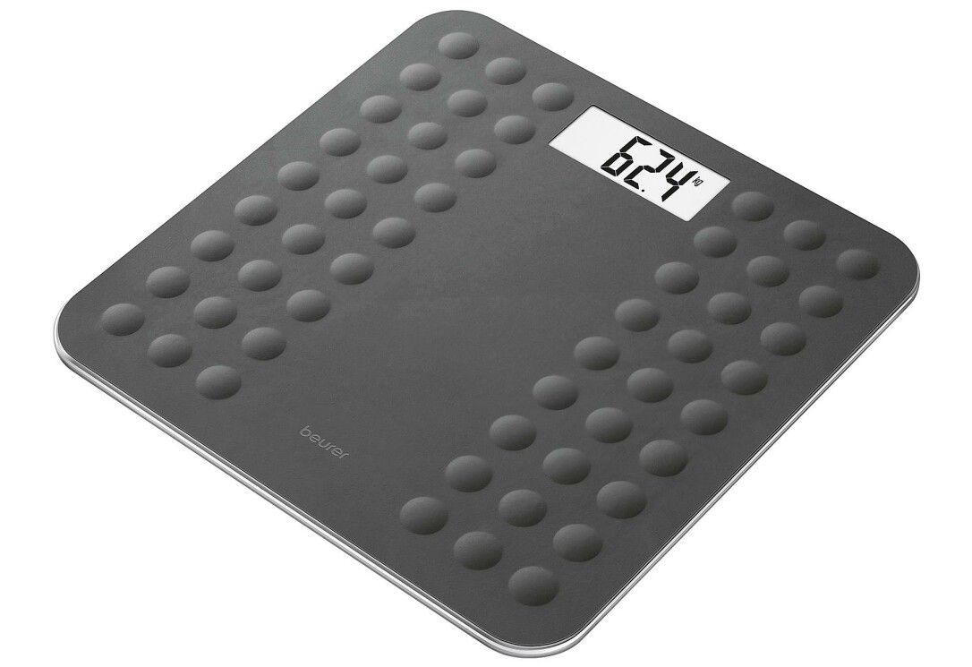 Bilancia in vetro nera con display digitale. Forma quadrata con borchie rotonde. Peso: 62,4.