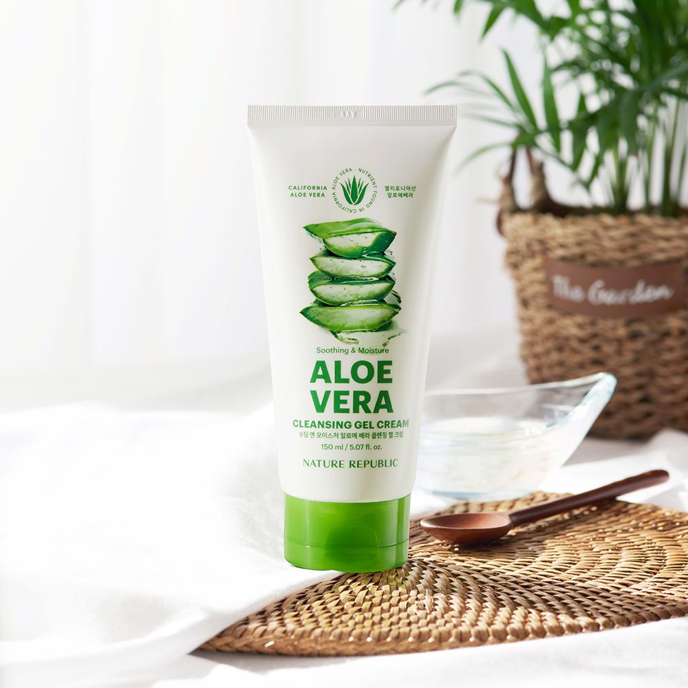 Tubo bianco con tappo verde. Illustrazione di aloe vera e testo. Scritta: Aloe Vera Cleansing Gel Cream. Accanto, un cucchiaio e una ciotola.