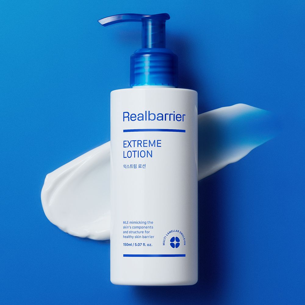 Lozione bianca su sfondo blu. Scritta: Realbarrier Extreme Lotion. Con logo prodotto e marchio.