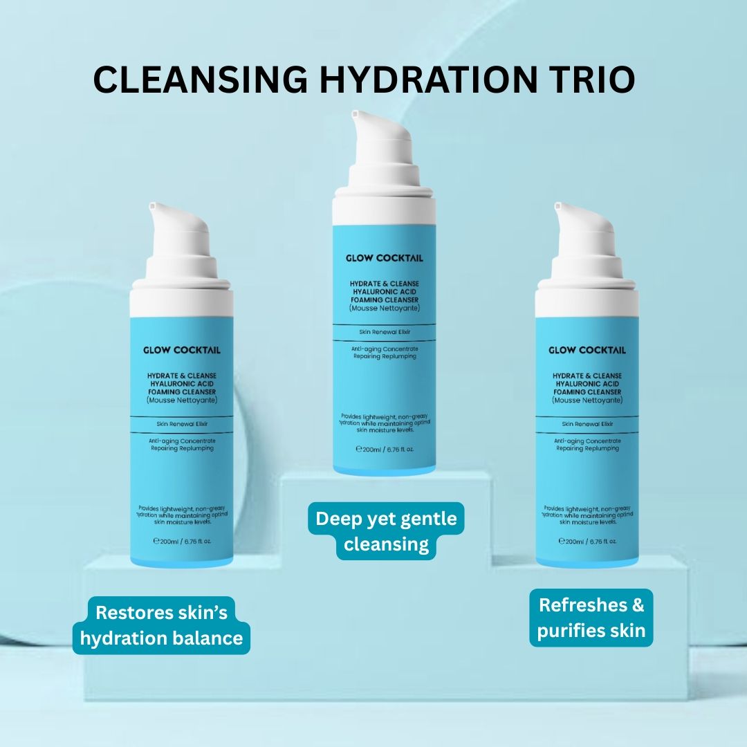 Tre flaconi su piedistallo. Testo: Glow Cocktail, Hydrate & Cleanse, Acido Ialuronico, Detergente Schiumogeno. Scritta: Cleansing Hydration Trio.