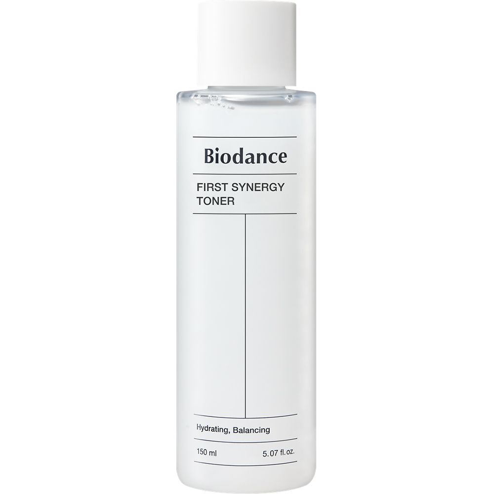 Flacone bianco con tappo bianco. Scritta: Biodance First Synergy Toner. Idratante, equilibrante. 150 ml.