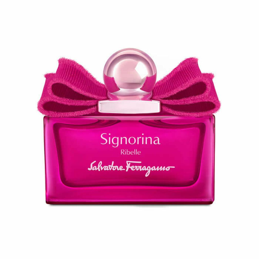 Salvatore Ferragamo Signorina Ribelle Eau de Parfum in una bottiglia rettangolare rosa con fiocco decorativo e tappo sferico.