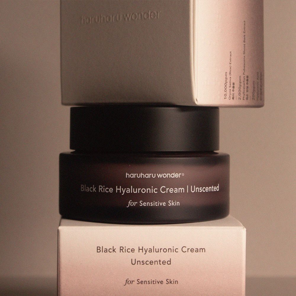 Crema Haruharu Wonder Black Rice Hyaluronic Cream Unscented in confezione di vetro scuro.