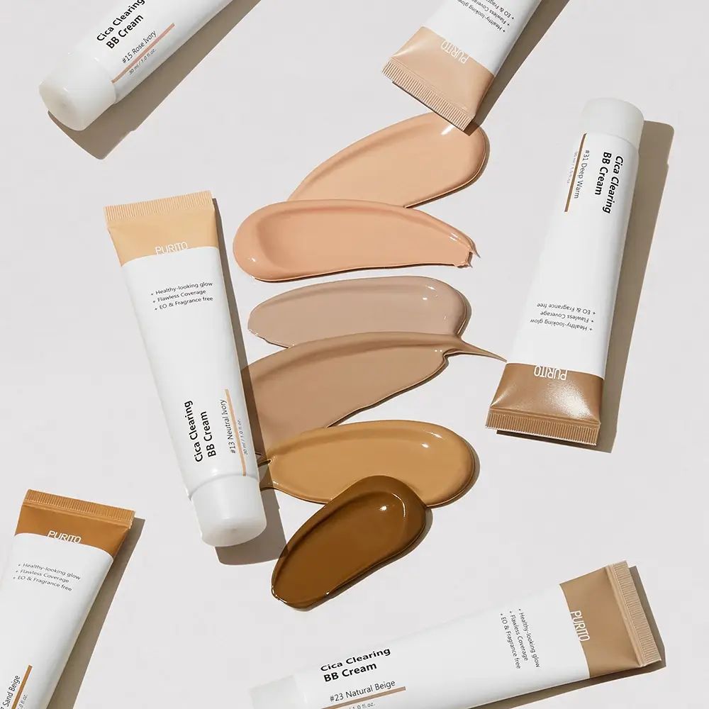 Diversi tubi di crema e campioni di colore. Contiene BB Cream. Diverse tonalità.