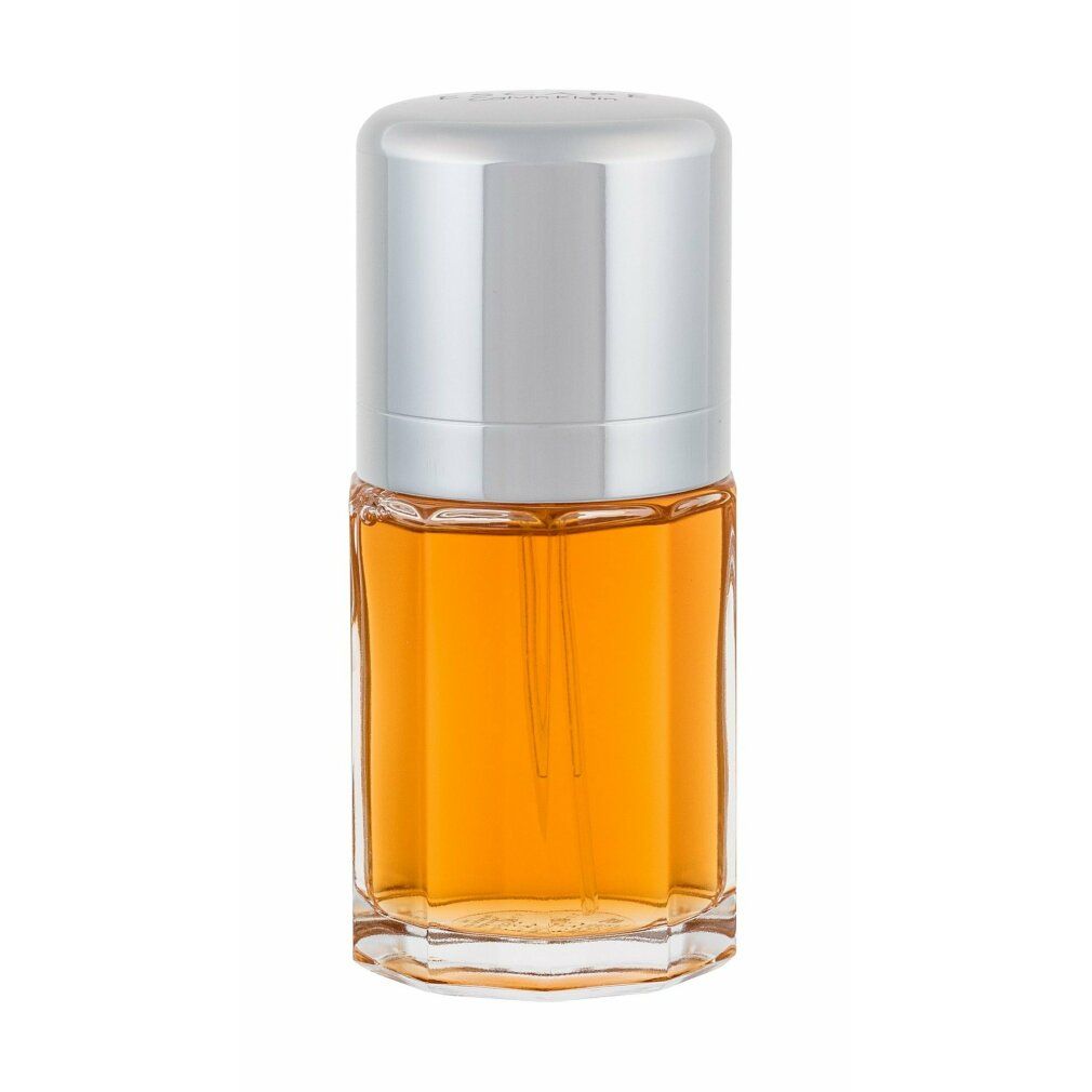 Flacone di profumo con tappo argentato. Liquido dorato. Flacone con superficie scanalata.