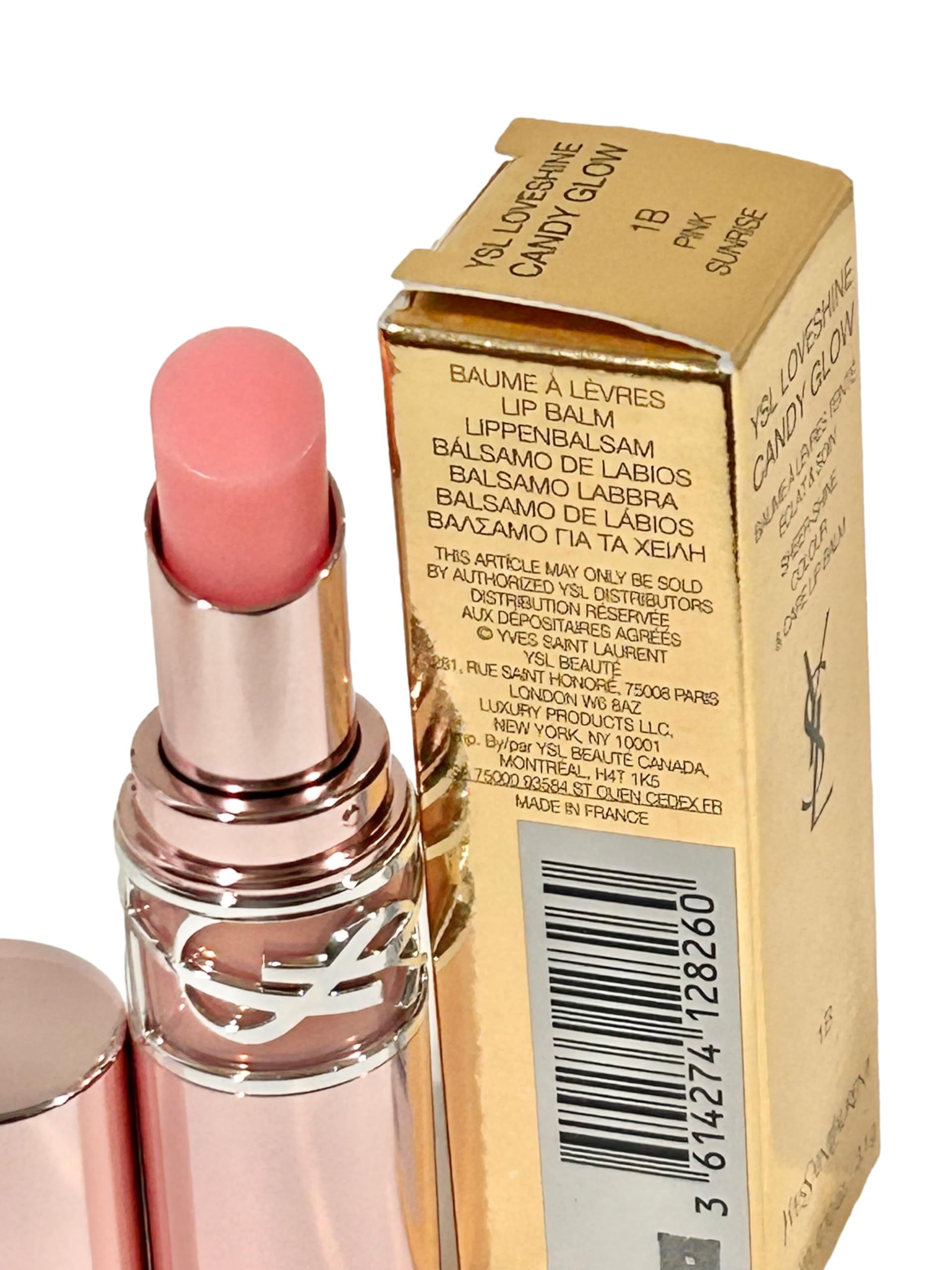 Balsamo labbra rosa in stick, accanto confezione dorata con logo YSL e nome prodotto. Testo: 1B Pink Sunrise.