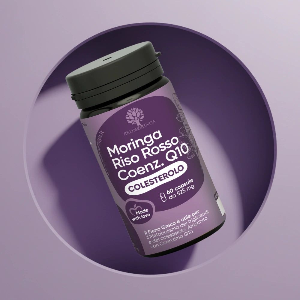 Flacone di capsule in un cerchio viola. Scritta: Moringa Riso Rosso Coenz. Q10, COLESTEROLO. Made with love.