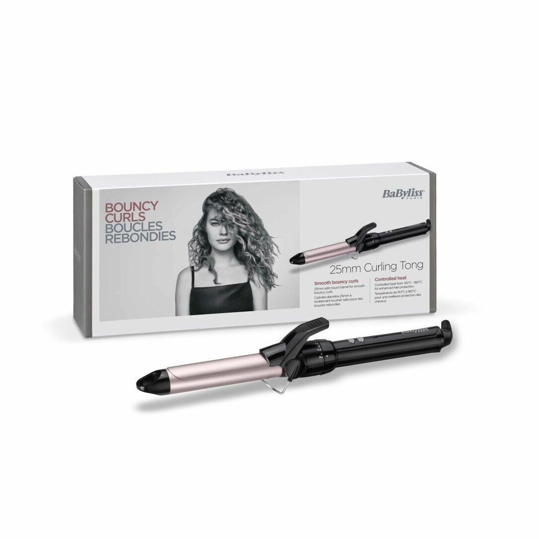 Confezione con arricciacapelli. Stampa: Bouncy Curls, 25mm Curling Tong. Immagine di una donna riccia.