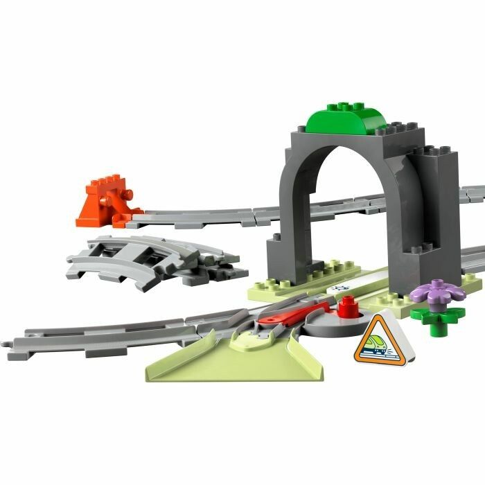 Set di espansione LEGO Duplo con tunnel, binari e accessori. Tunnel grigio, binari, rocce arancioni.