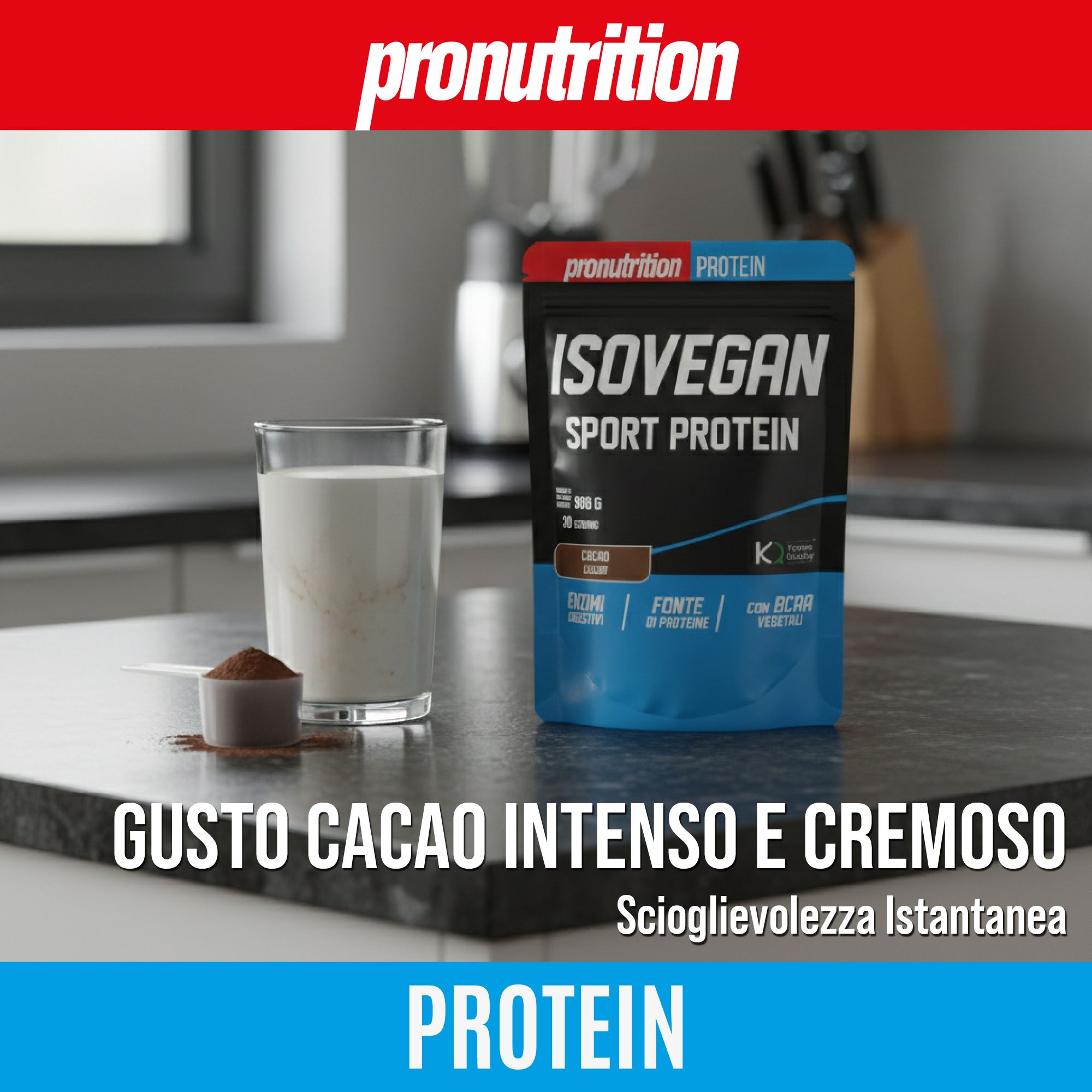 Confezione IsoVegan Sport Protein accanto a bicchiere di latte e cucchiaio di polvere. Testo: Gusto cacao intenso e cremoso.