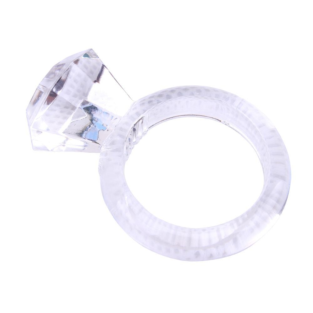 Anello trasparente con top a forma di diamante. Su sfondo bianco.