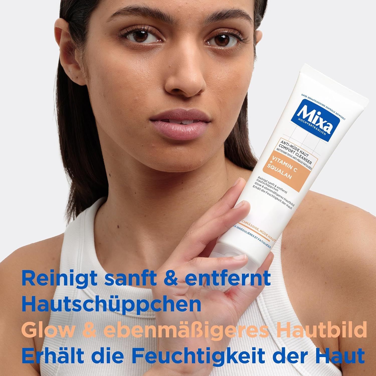 Donna tiene tubo Mixa Anti-Müde Haut Comfort Cleanser. Testo: Pulisce delicatamente, rimuove le scaglie, luminosità, incarnato uniforme.