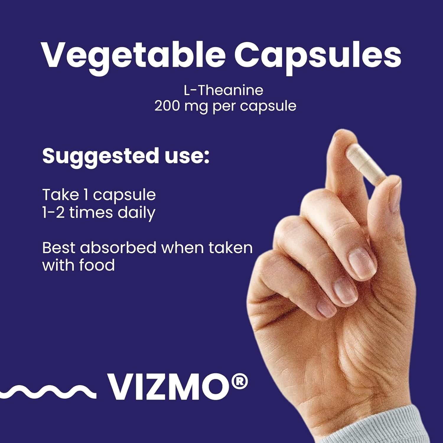 Mano che tiene una capsula. Testo: L-Teanina 200 mg per capsula. Uso: 1-2 volte al giorno con cibo.