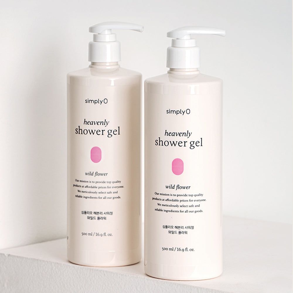 Due flaconi di gel doccia con dosatore. Scritta: SimplyO Heavenly Shower Gel, Wild Flower, 500 ml.