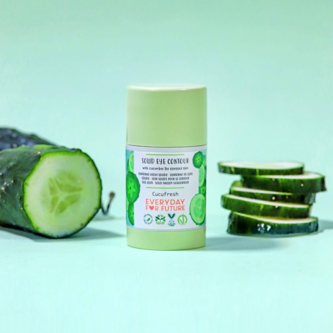 Stick siero occhi verde con cetrioli e fette di cetriolo. Scritta: Cucufresh, Everyday For Future, vegano, plastica riciclata al 100%.