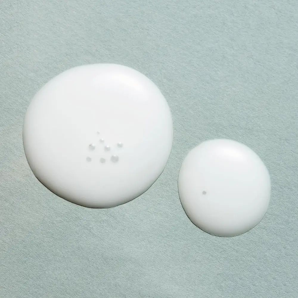 Due gocce bianche su sfondo azzurro. Goccia più piccola con un punto, goccia più grande con più punti.