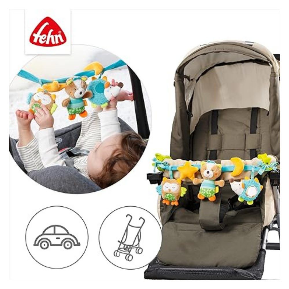 Catena per passeggino con peluche. Bambino nel passeggino. Marchio 'fehn' visibile. Illustrazioni di auto e passeggino.