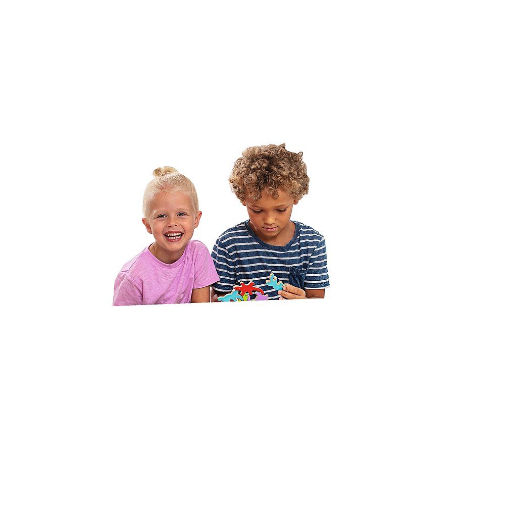 Due bambini giocano con lucertole di legno colorate. Un bambino tiene una lucertola.