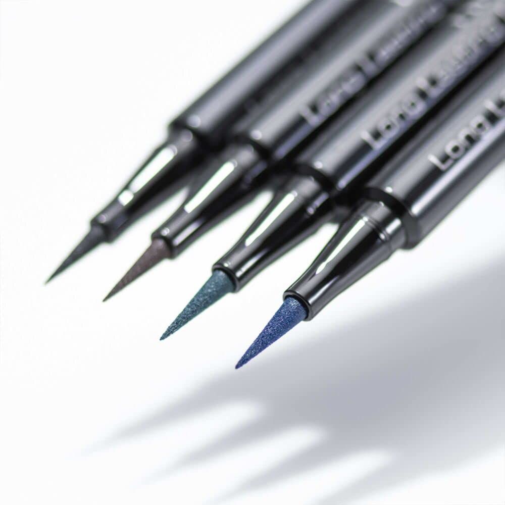 Quattro eyeliner liquidi con punte di diversi colori. Scritta: Long Lasting Liquid Liner.