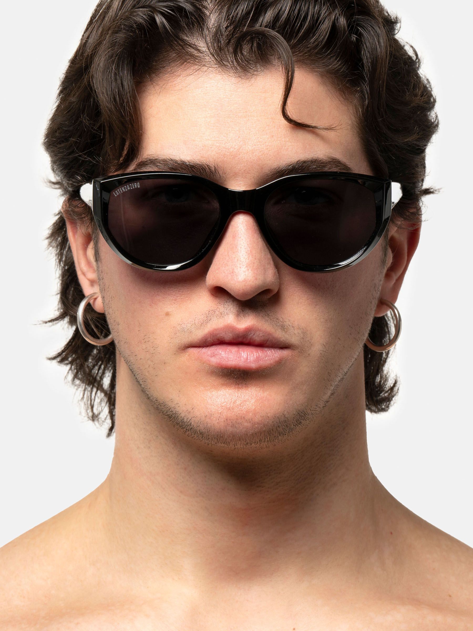 Uomo con occhiali da sole neri. Indossa gli occhiali.