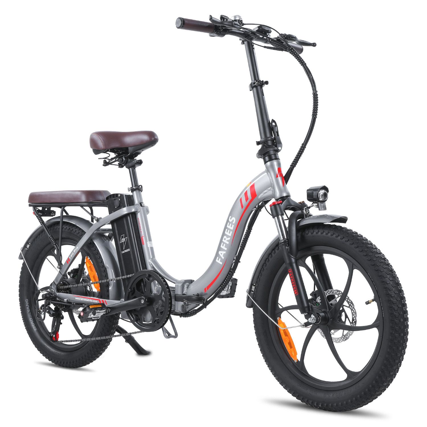 E-bike grigia con sella marrone. Pneumatici e cerchi neri. Marchio FAFREES.