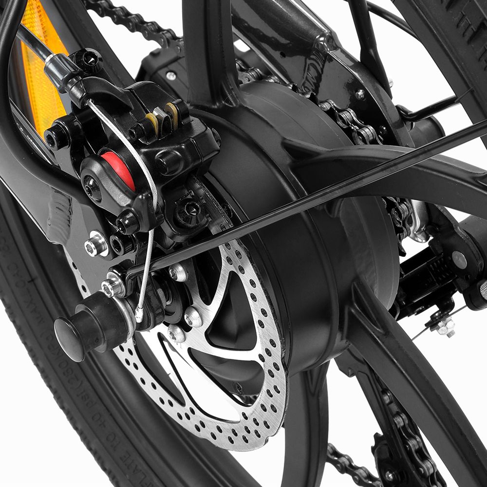 Primo piano del freno a disco posteriore della e-bike PVY Z20 Pro. Pinza e disco.