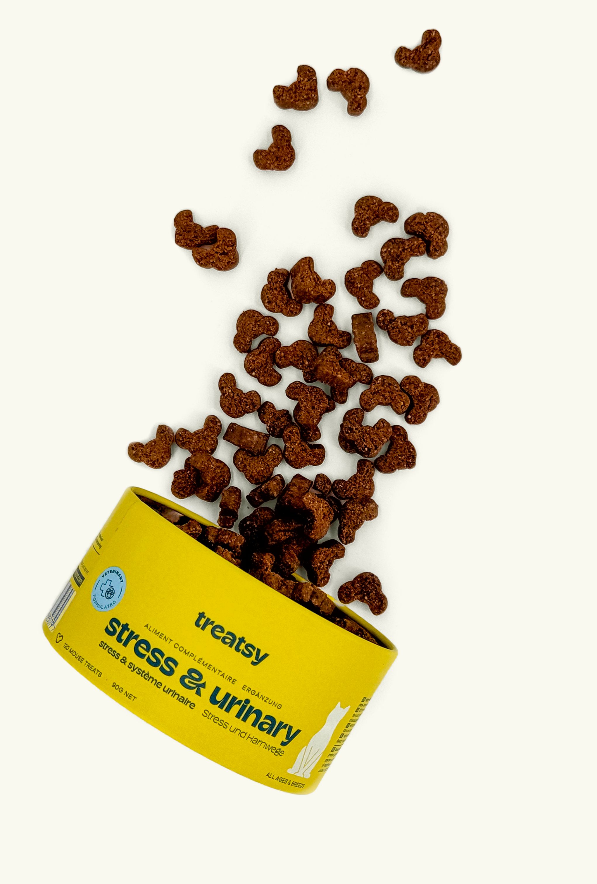 Barattolo giallo con scritta. Snack marroni a forma di gatto che cadono.