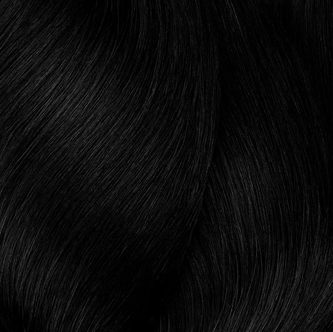 Ciocche di capelli tinti di nero scuro. Il colore è nero intenso e lucido.