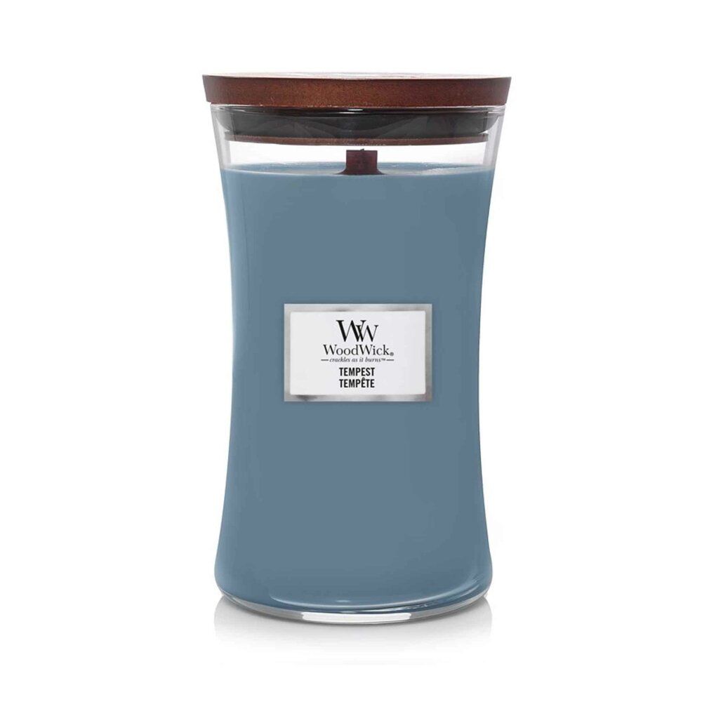 Candela blu in contenitore di vetro con coperchio in legno. Etichetta con logo e scritta Tempest.