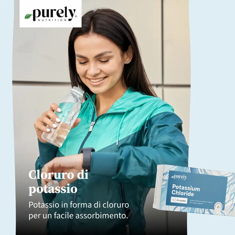 Donna beve acqua. Scritta: Cloruro di potassio. Piccola confezione Potassium Chloride. Marchio: Purely Nutrition.