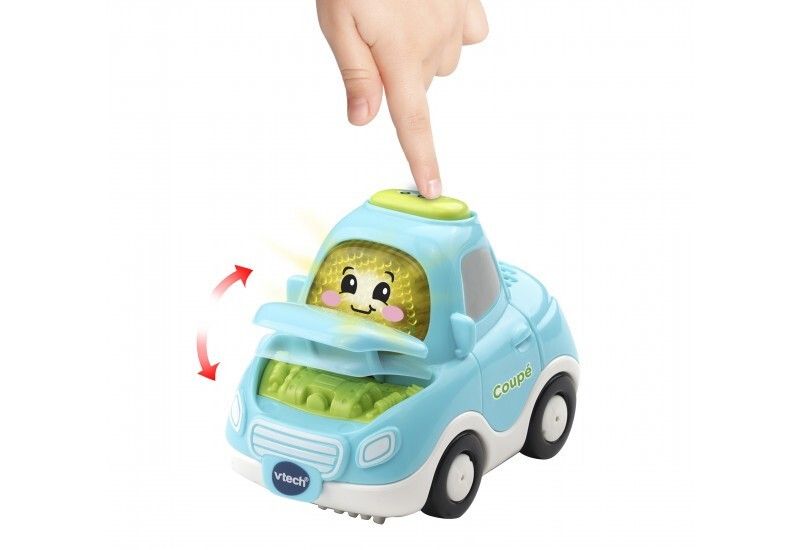 Coupé giocattolo blu con cofano aperto. Volto giallo. Dito che tocca un pulsante.